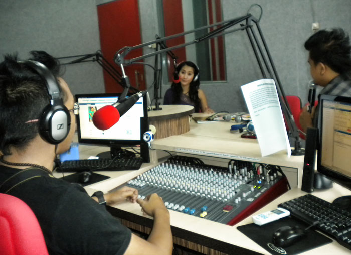 Mey Main Mata di Nagaswara FM