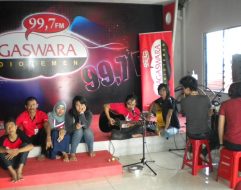 003-photo-govinda-phoner-di-nagaswara-fm-03-mei-2011-03
