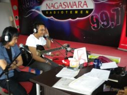 lets-play-live-interview-phoner-radio-nagaswara-fm-bogor-radiotemen-10-mei-2011-04