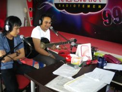 lets-play-live-interview-phoner-radio-nagaswara-fm-bogor-radiotemen-10-mei-2011-10