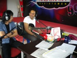 lets-play-live-interview-phoner-radio-nagaswara-fm-bogor-radiotemen-10-mei-2011-11