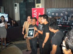 live-launching-brand-new-storm-bns-live-radio-nagaswara-fm-bogor-radiotemen-press-pemberian-plakat-1