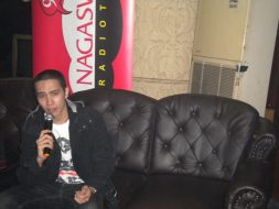 nagaswara-fm-live-launching-album-tqla-11-mei-2011-interview-ressa-herlambang-studio-2-04