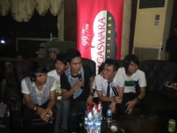 nagaswara-fm-live-launching-album-tqla-11-mei-2011-interview-sembilan-band-studio-2-03