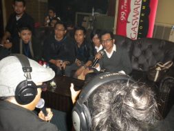photo-nagaswara-fm-live-launching-album-tqla-11-mei-2011-interview-pesta-band-studio-2-01