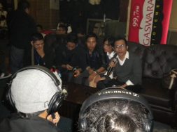 photo-nagaswara-fm-live-launching-album-tqla-11-mei-2011-interview-pesta-band-studio-2