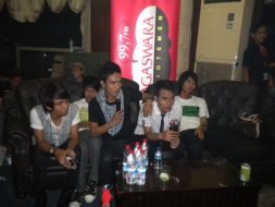 photo-nagaswara-fm-live-launching-album-tqla-11-mei-2011-interview-sembilan-band-studio-2-01