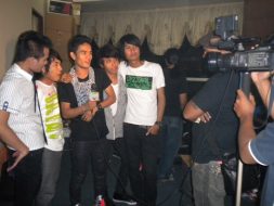 photo-nagaswara-fm-live-launching-album-tqla-11-mei-2011-interview-sembilan-band-studio-2-infotiment-02