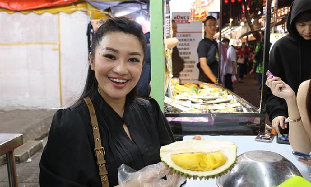 Fitri Carlina Cicipi Durian Musang King di Malaysia