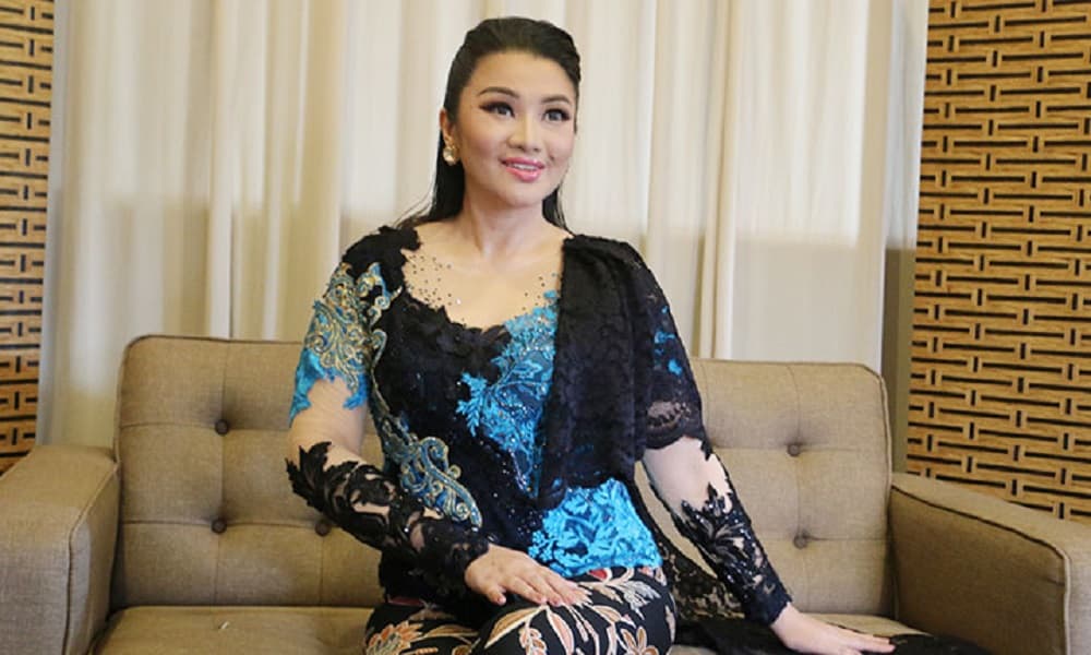 Fitri Carlina Bangga Kenakan Kebaya dan Batik di Malaysia