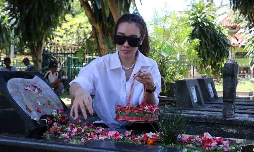 Puteri Juby Penuhi Janji Ziarahi Makam Almarhumah Alda Risma