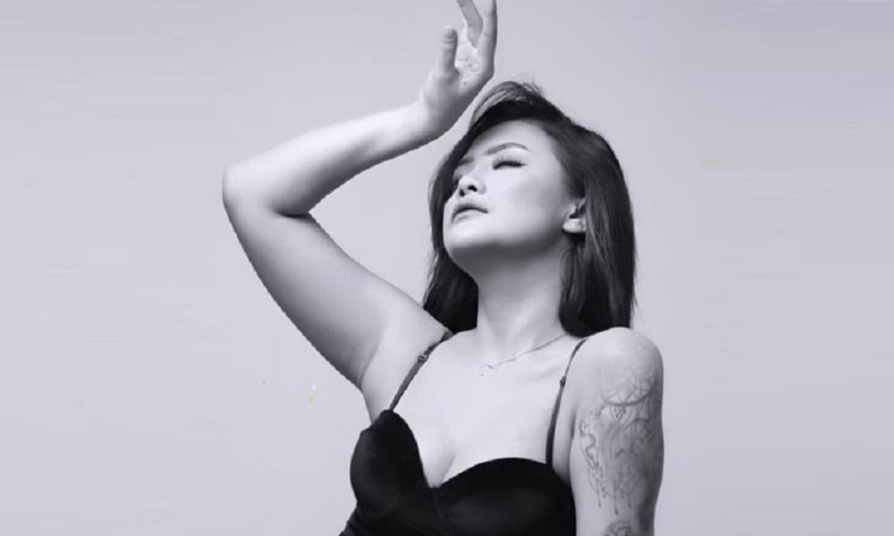 Sarah Sova Pecinta Warna Misterius