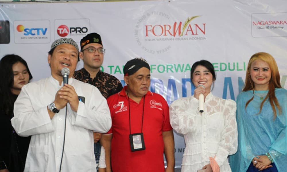 Velline Ayu & Dewi Perssik Santuni Anak Yatim di HUT FORWAN Velline Ayu & Dewi Perssik Santuni Anak Yatim di HUT FORWAN