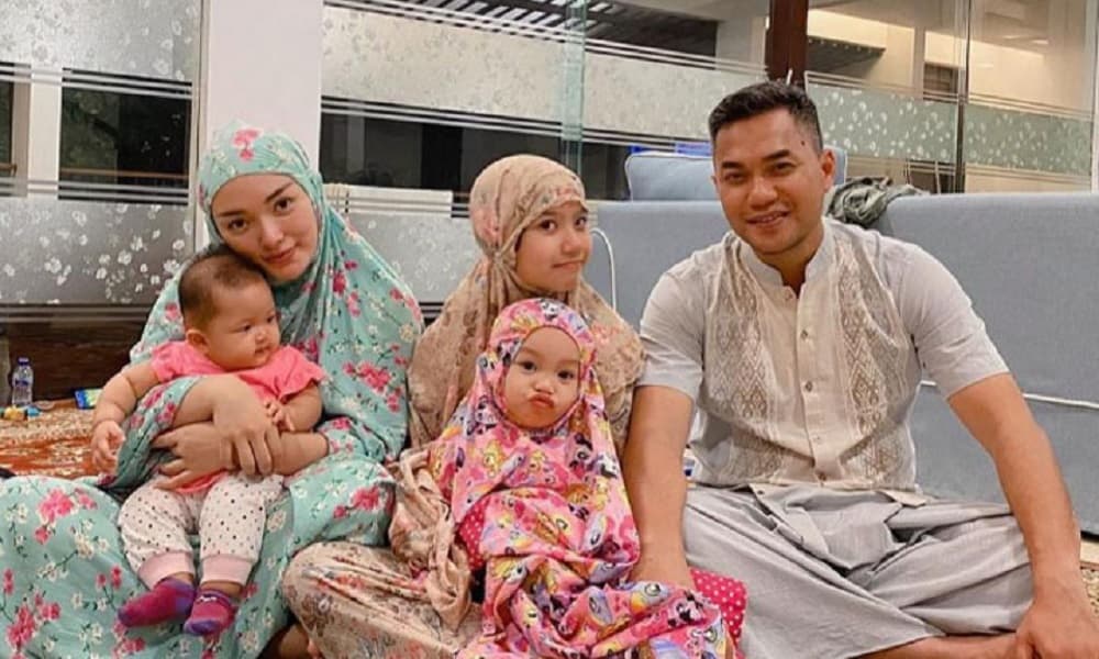 Zaskia Gotik Umroh Bersama Dua Putri Tercinta