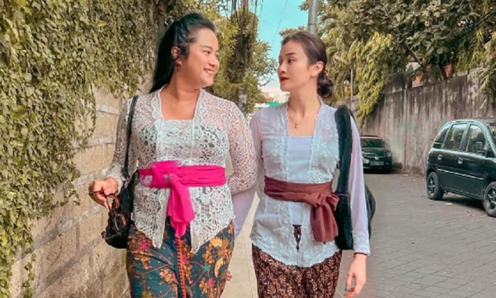 Dara The Virgin Hormati Pakaian Adat Bali
