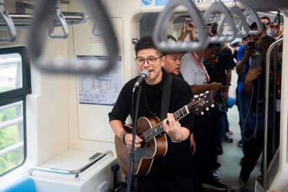 Baim TDC Ngamen Seru di LRT