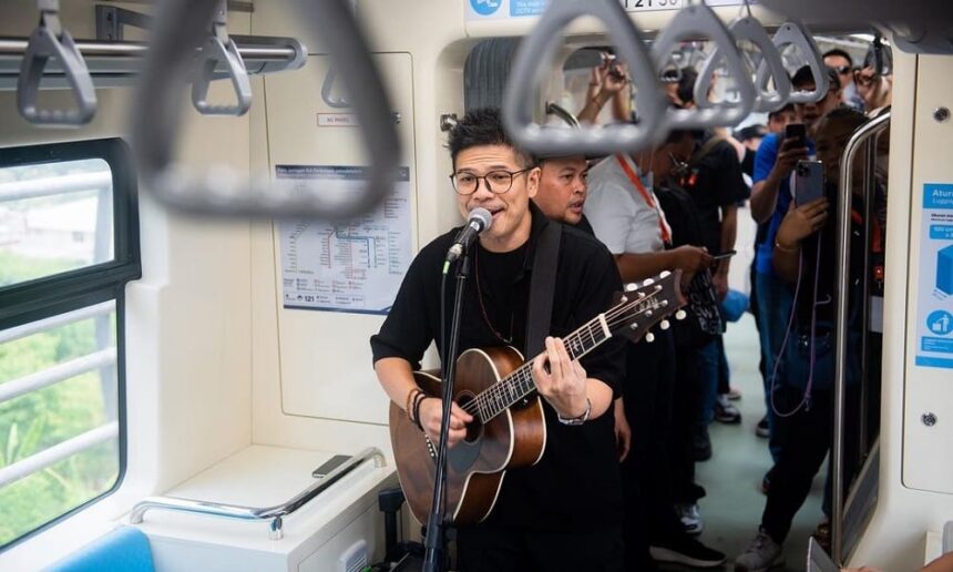 Baim TDC Ngamen Seru di LRT