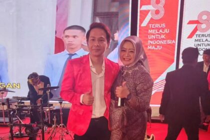 Delon Show Sambil Wefie di Natuna Kepri
