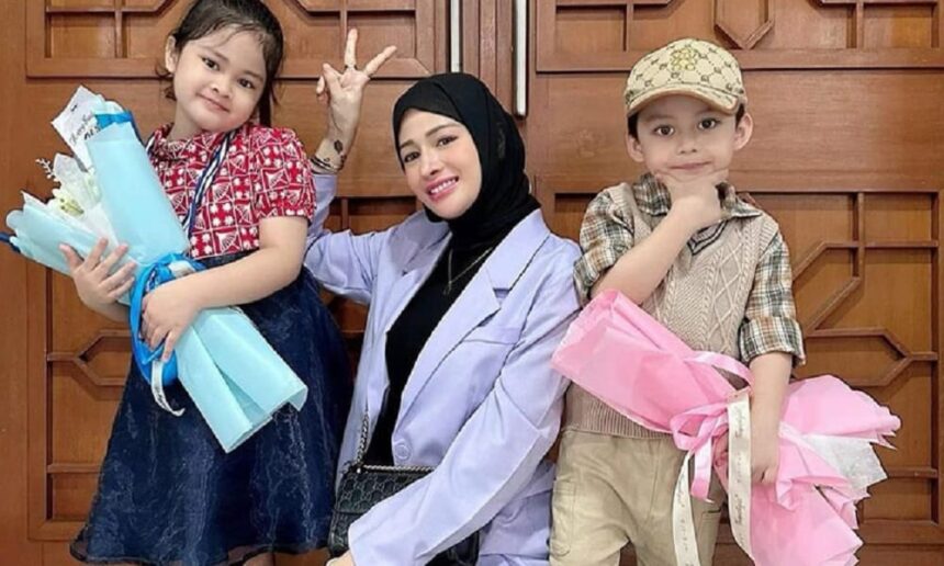 Hesty Klepek Klepek Tulis Puisi untuk Buah Hatinya