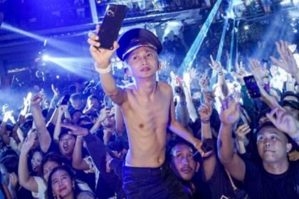 Omo Kucrut Tidak Masuk Angin NgeDJ Telanjang Dada