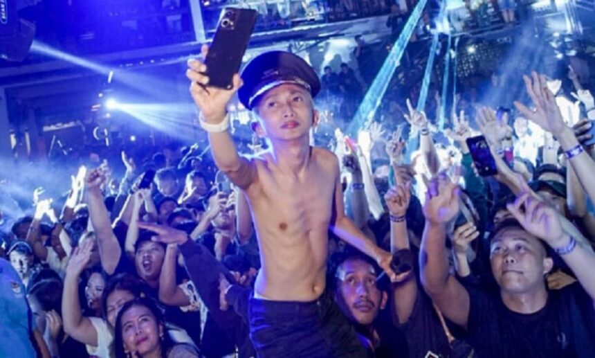 Omo Kucrut Tidak Masuk Angin NgeDJ Telanjang Dada