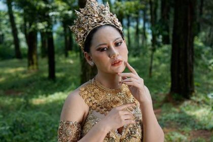 Resty Ananta Suka Pakai Busana Tradisional Resty Ananta Suka Pakai Busana Tradisional