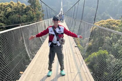 Omo Kucrut Naik Jembatan Gantung Situ Gunung