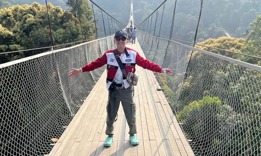 Omo Kucrut Naik Jembatan Gantung Situ Gunung Omo Kucrut Naik Jembatan Gantung Situ Gunung