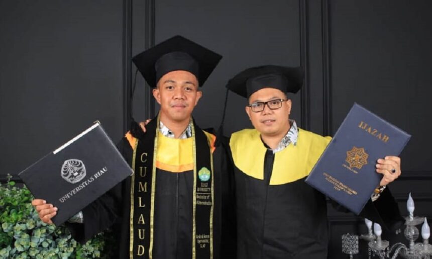 Adik Andrigo Jadi Sarjana Predikat Cumlaude