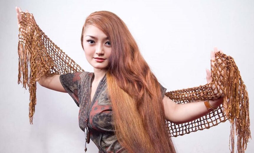 Brondong Tua diantara Siti Badriah dan Endang Raes