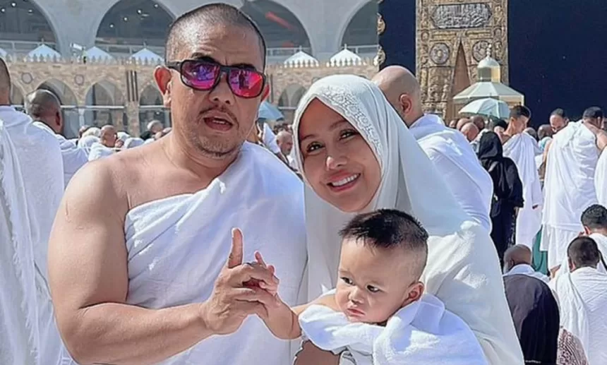 Ratu Meta Pulang Umrah Bawa Oleh-oleh Spesial