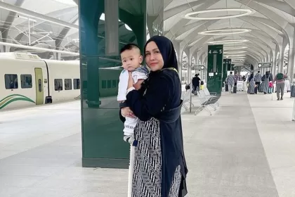 Ratu Meta Senang Umroh Bareng dengan Anaknya