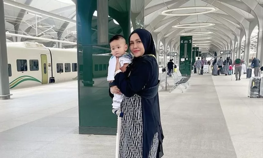 Ratu Meta Senang Umroh Bareng dengan Anaknya