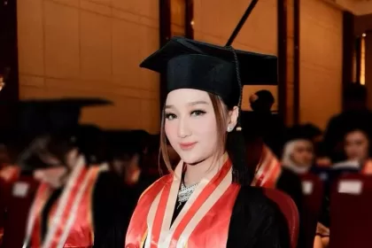 Banyak Proses Dilewati Sandrina Jadi Sarjana