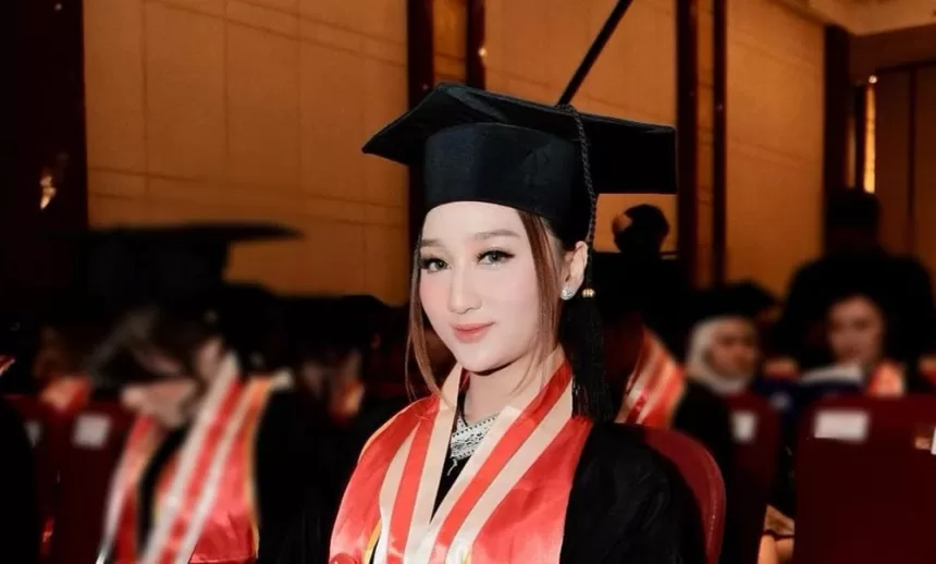 Banyak Proses Dilewati Sandrina Jadi Sarjana