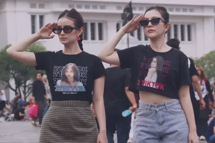 2TikTok Pakai Kaos Gambar Wajah Sendiri 2TikTok Pakai Kaos Gambar Wajah Sendiri