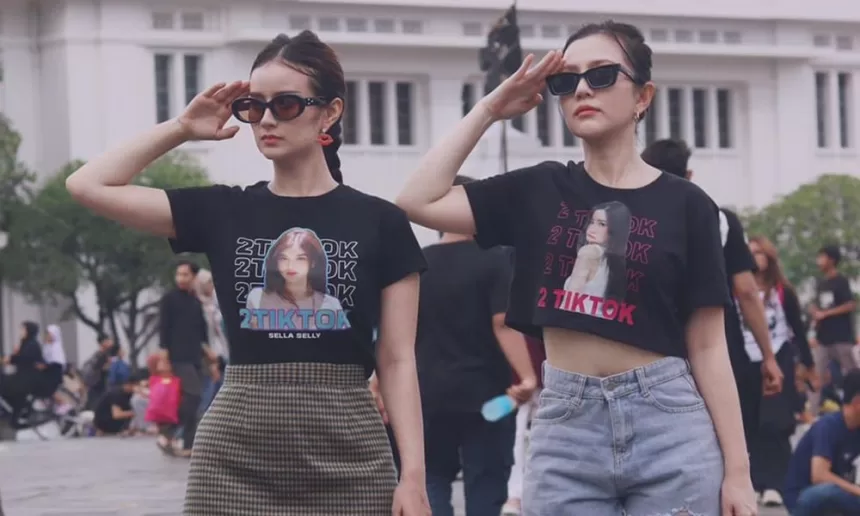 2TikTok Pakai Kaos Gambar Wajah Sendiri