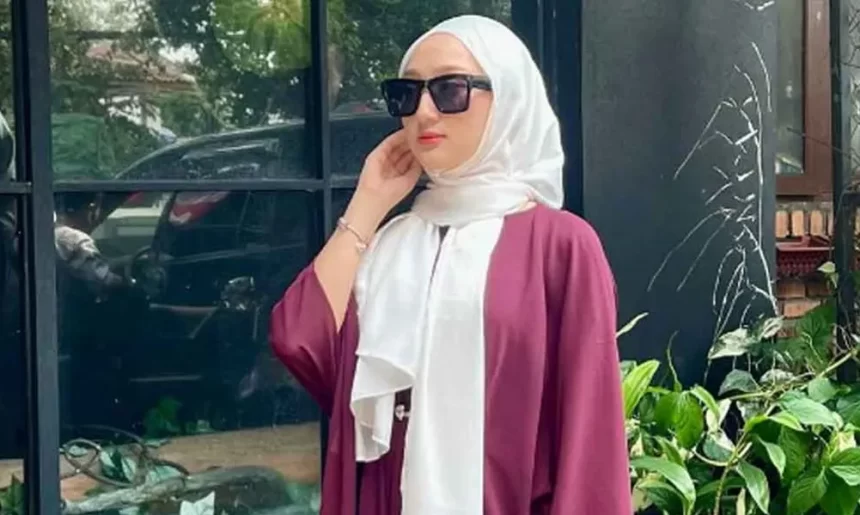 Sandrina Bagi-bagi THR Tiap Lebaran Sandrina Bagi-bagi THR Tiap Lebaran
