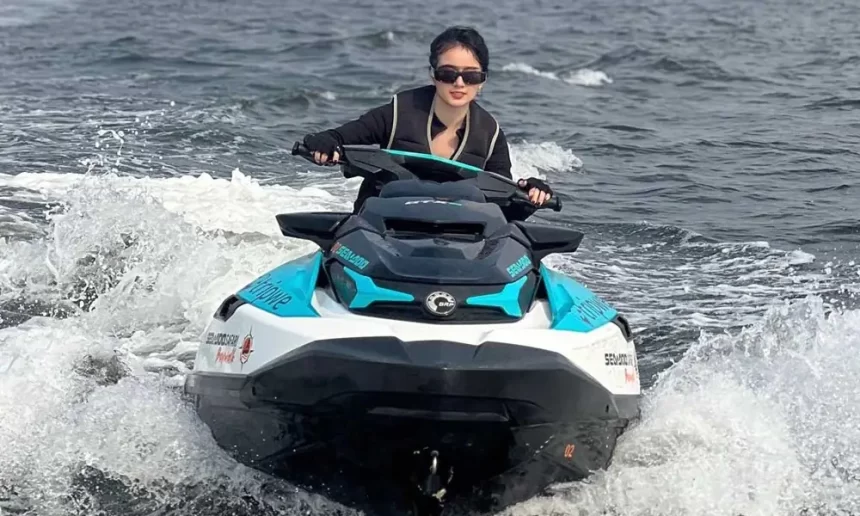 Sella Selly Sekali Kendarai Jetski Langsung Jago