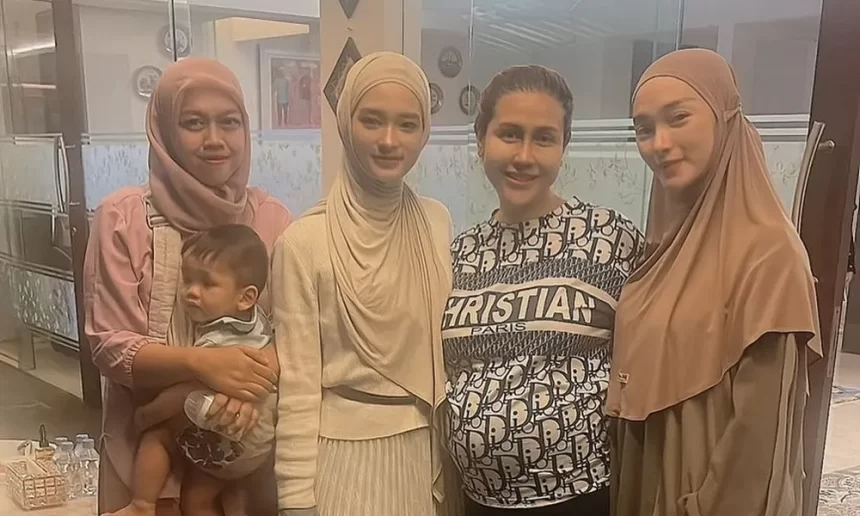 Si Kembar Zaskia Gotik Inara Rusli Foto Bersama Si Kembar Zaskia Gotik Inara Rusli Foto Bersama