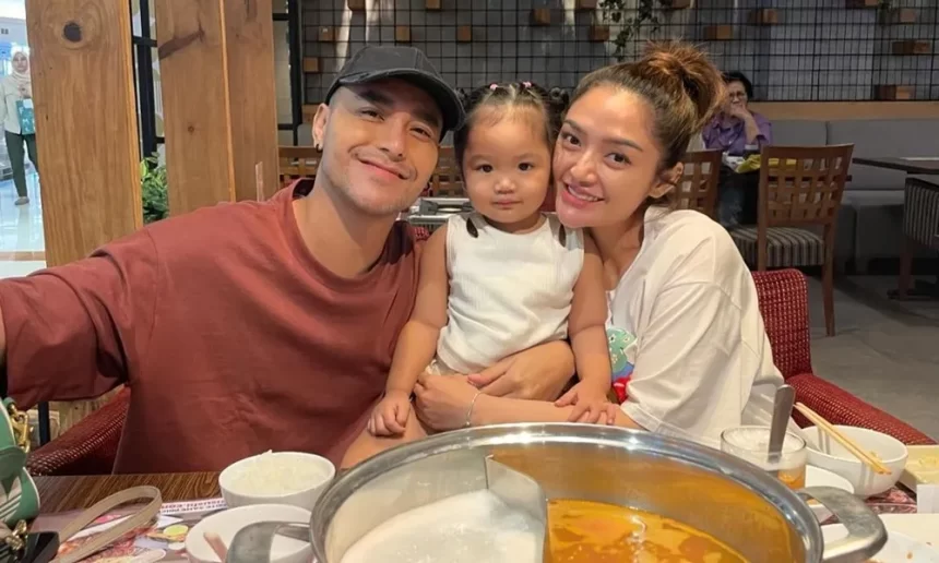 Siti Badriah Lagi Menikmati Kebersamaan Xarena Siti Badriah Lagi Menikmati Kebersamaan Xarena