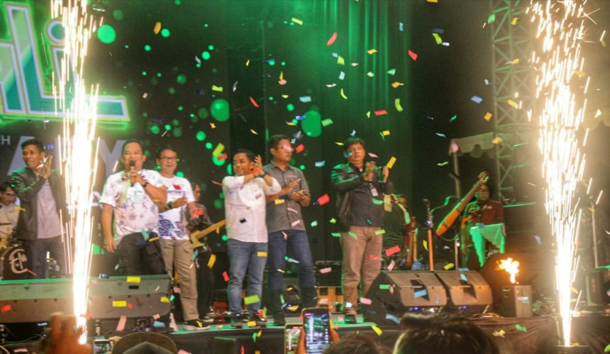 Wali Meriahkan Penutupan Kirab Pilkada 2024 di Bekasi Wali Meriahkan Penutupan Kirab Pilkada 2024 di Bekasi